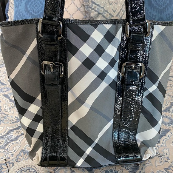 Burberry Handbags - Burberry black and white tote
